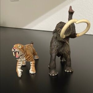 Wildlife Adventure Action Figure Set - Tiger and Mammoth